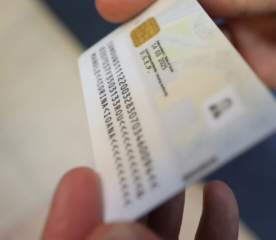 România trece la buletinul electronic, cu cip. Ce se întâmplă cu vechiul model