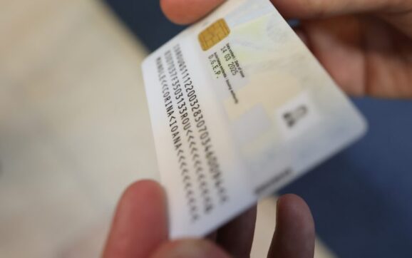România trece la buletinul electronic, cu cip. Ce se întâmplă cu vechiul model