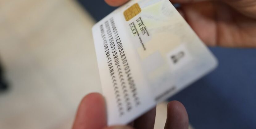 România trece la buletinul electronic, cu cip. Ce se întâmplă cu vechiul model