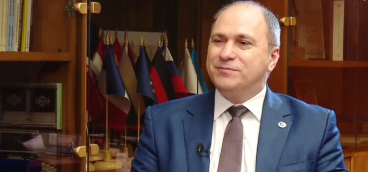 Mihai Dimian anunță menținerea burselor sociale pe perioada vacanței
