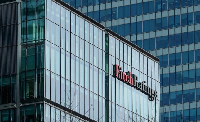 BREAKING. Fitch menține ratingul României la BBB-, cu perspectivă negativă. Agenția de rating estimează inflație medie de 7,6% în 2026, față de 6,8% în 2025