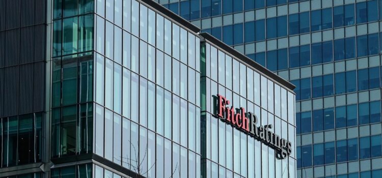BREAKING. Fitch menține ratingul României la BBB-, cu perspectivă negativă. Agenția de rating estimează inflație medie de 7,6% în 2026, față de 6,8% în 2025
