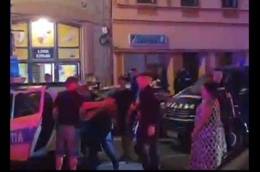 Bătaie cu 11 indivizi, în centrul Aradului: șase persoane au ajuns la spital. Poliția a reținut zece suspecți