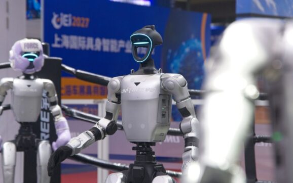 World Robot Conference începe astăzi la Beijing, cu peste 300 de companii și 2.000 de roboți prezenți. Compania chineză Unitree a explodat pe bursă