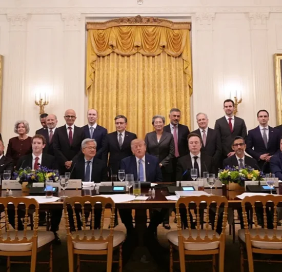 Trump și marii lideri din industria A.I. au semnat un „acord moral” privind siguranța Inteligenței Artificiale. Ce prevede acesta