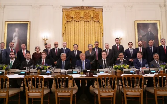 Trump și marii lideri din industria A.I. au semnat un „acord moral” privind siguranța Inteligenței Artificiale. Ce prevede acesta