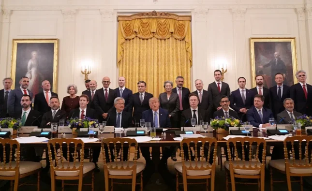 Trump și marii lideri din industria A.I. au semnat un „acord moral” privind siguranța Inteligenței Artificiale. Ce prevede acesta