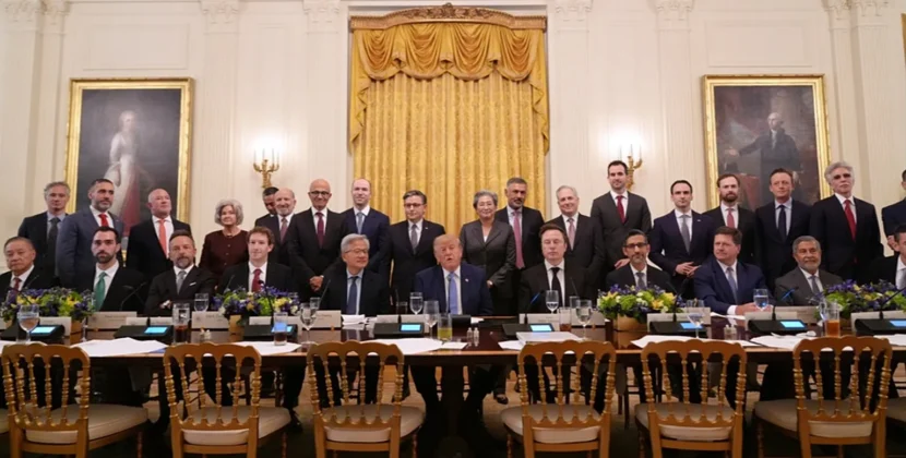Trump și marii lideri din industria A.I. au semnat un „acord moral” privind siguranța Inteligenței Artificiale. Ce prevede acesta