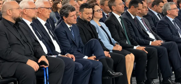 Nicușor Dan a fost surprins în timp ce își aranja șosetele, chiar lângă Zelenski, la Summitul din Ucraina. Reacția liderului ucrainean