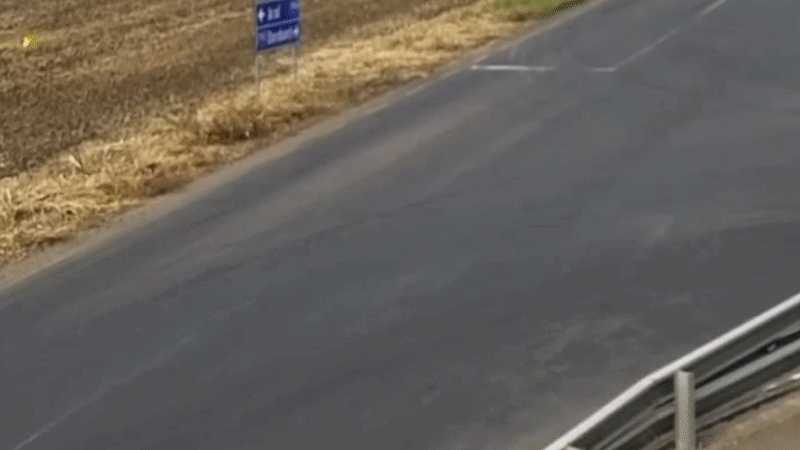 Biciclist lovit de o mașină și proiectat în afara șoselei, în Arad. Bărbatul a fost grav rănit