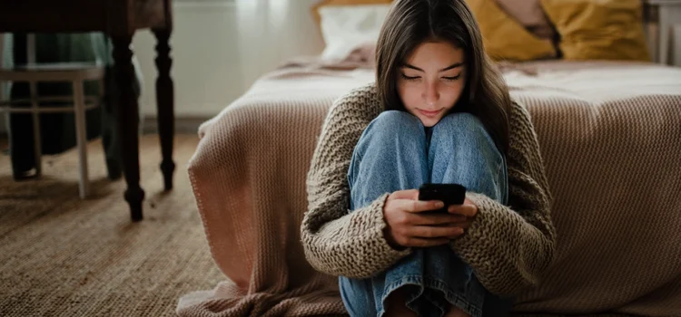 În șase ani, pandemia, social media și A.I. au schimbat felul în care vorbim despre sănătatea mintală. Suntem mai conștienți de noi sau doar vorbim mai mult despre noi?